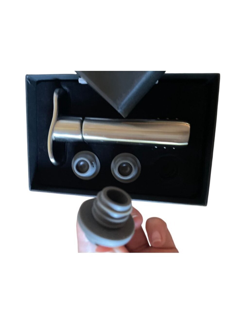 Le Creuset Metal Wine Pump and 3 Stoppers Silver Wedding Gift - Picture 8 of 16